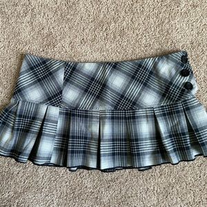 Plaid mini skirt with button closure